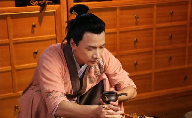 于正否认何晟铭是“白月光”于正否认何晟铭是白月光，澄清事实背后的真相
